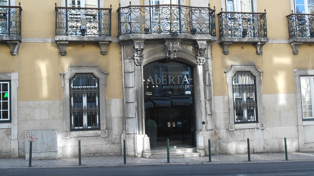 A Universidade Aberta em Lisboa, instalada no Palácio Bramão, construido em 1760.
